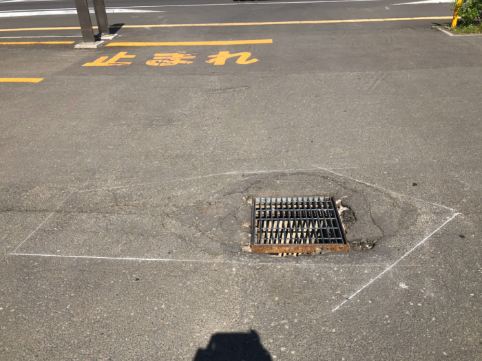 駐車場、雨水桝周りの陥没。補修工事施工前1