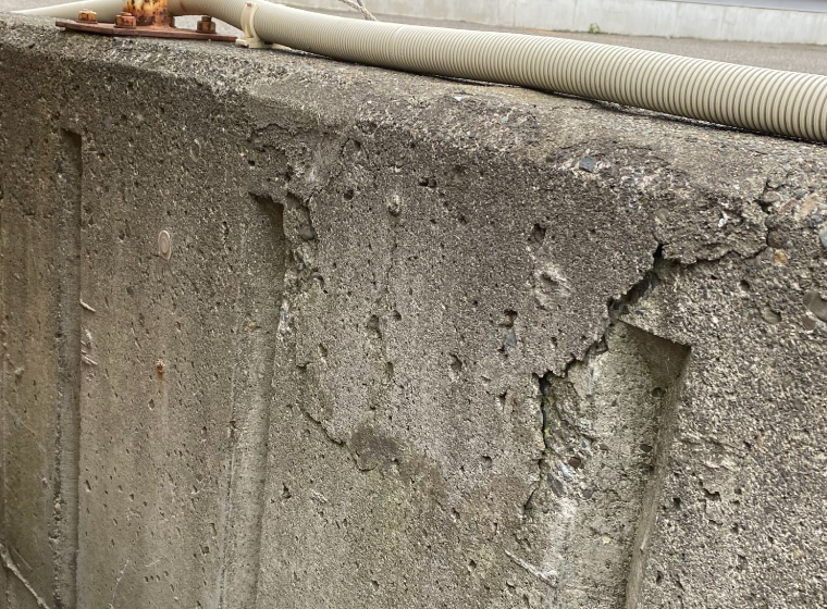 擁壁のひび割れ写真。