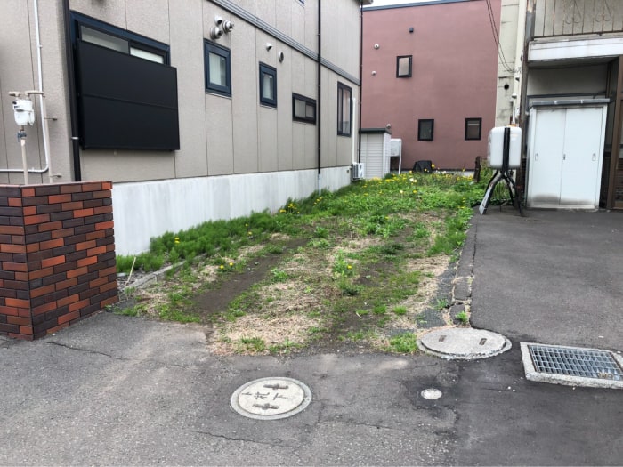 東区駐車場のアスファルト舗装施工前の写真その1