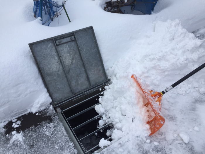東区O様邸。融雪槽に雪を投げ入れている写真