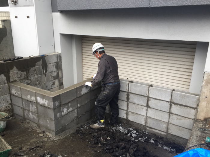 東区T様邸、車庫前にブロック塀を積んでいる様子