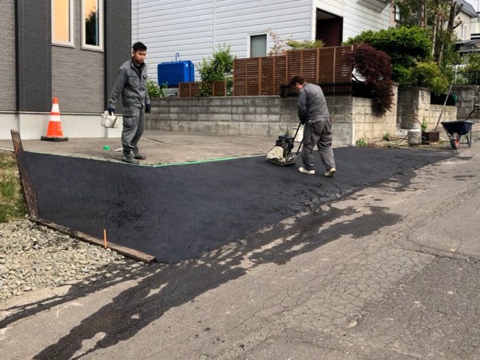 北広島市M様邸陥没復旧アスファルト補修。アスファルト舗装の作業風景