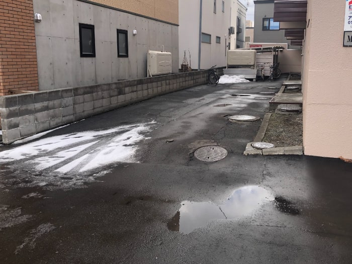マンション横の駐輪場(改修前)の写真