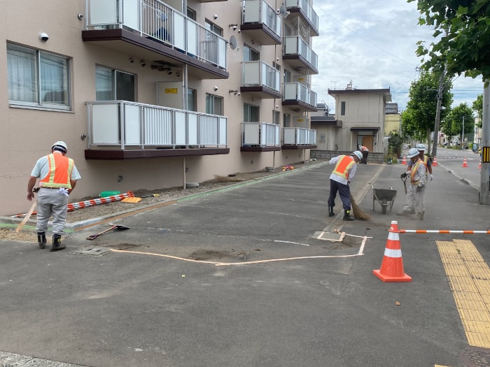 マンション駐車場、アスファルト舗装改修前の写真