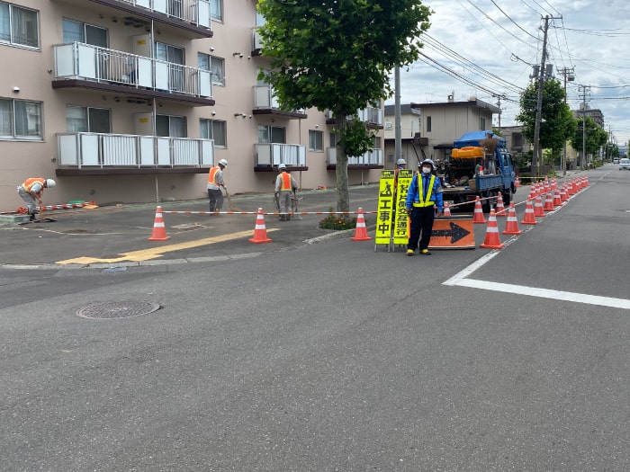 マンション駐車場工事、警備員を配置し片側通行を行っている様子