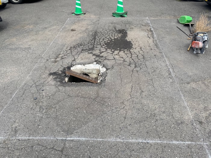 駐車場で破損した雨水桝の写真