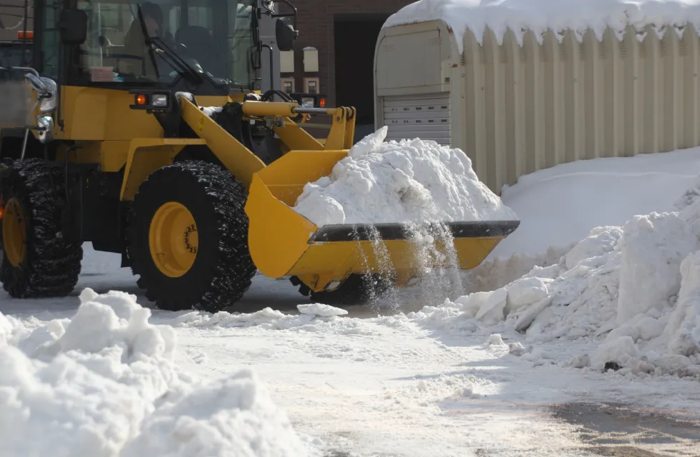 ショベルで雪をすくっている様子