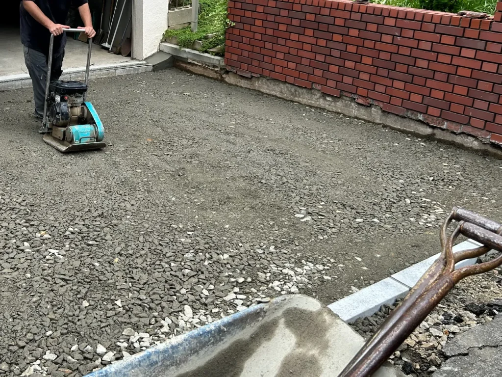 札幌市東区の一般住宅（玄関車庫前）インターロッキングの下地。路盤整正、プレート転圧の様子