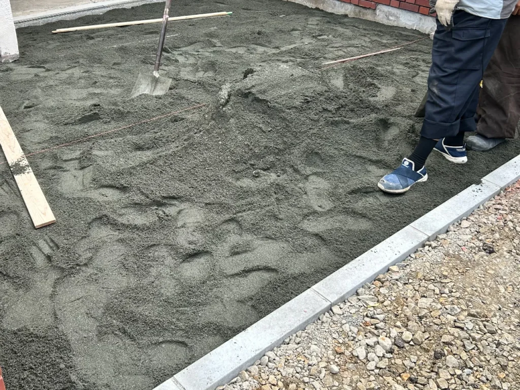 札幌市東区の一般住宅（玄関車庫前）インターロッキングの下地。砂入れの様子