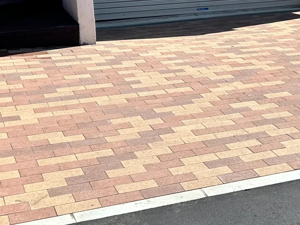 札幌市東区の一般住宅（玄関車庫前）インターロッキング（施工後）※インターロッキング部分を拡大
