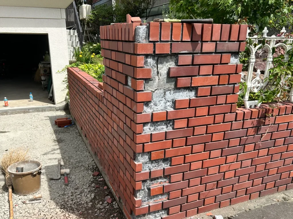 札幌市東区の一般住宅（玄関車庫前）レンガが剥がれているレンガ塀